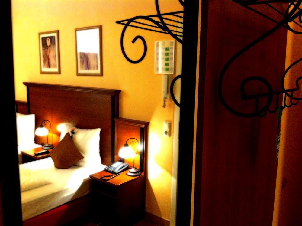 City Hotel West Frankfurt am Main Zimmer foto