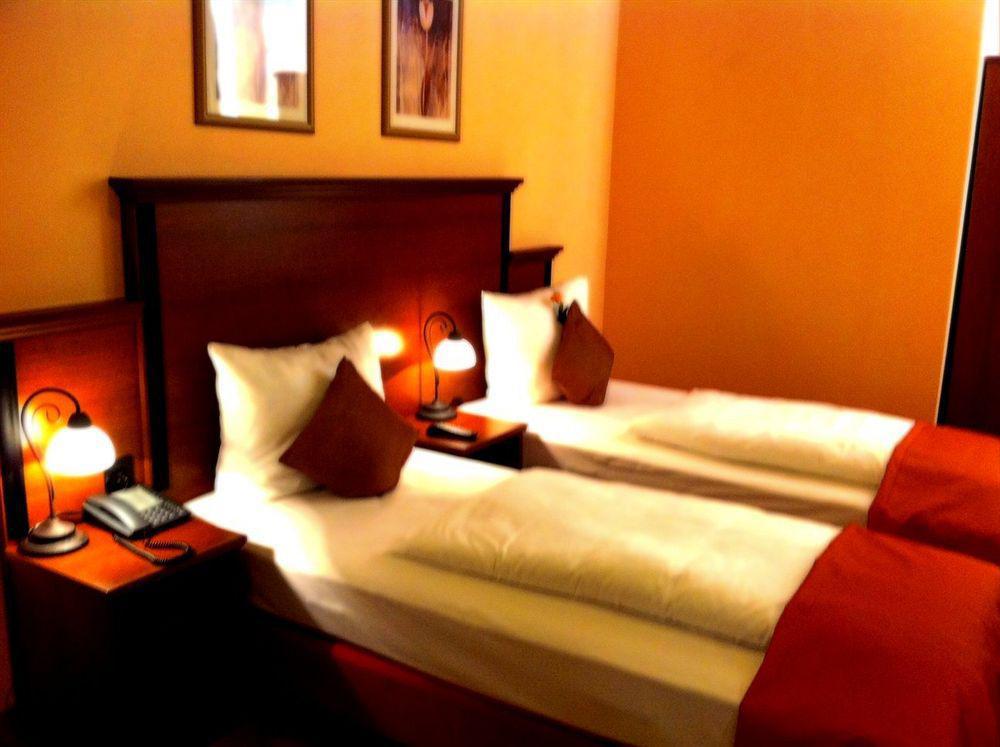 City Hotel West Frankfurt am Main Zimmer foto